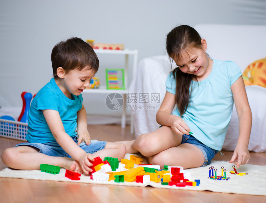 小男孩和女孩玩具图片