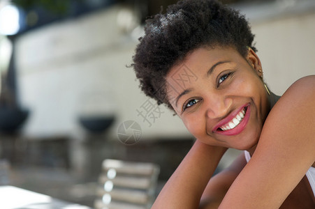 一个迷人的年轻黑人女子在户外微笑图片