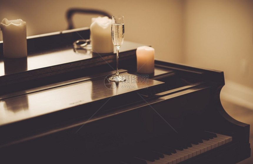 钢琴之夜与钢琴和香槟共度漫图片