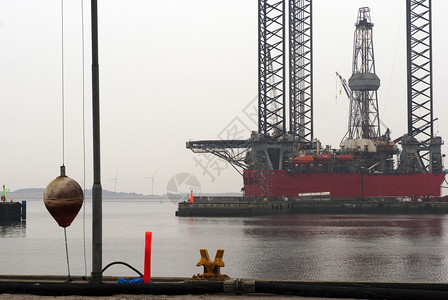Esbjerg港靠近码头和灯塔的石油钻机图片