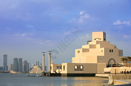 从科尼切到伊斯兰艺术博物馆的横跨多哈湾的观景高清图片