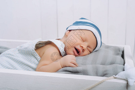 戴着帽子睡觉的无辜婴儿肖像背景图片