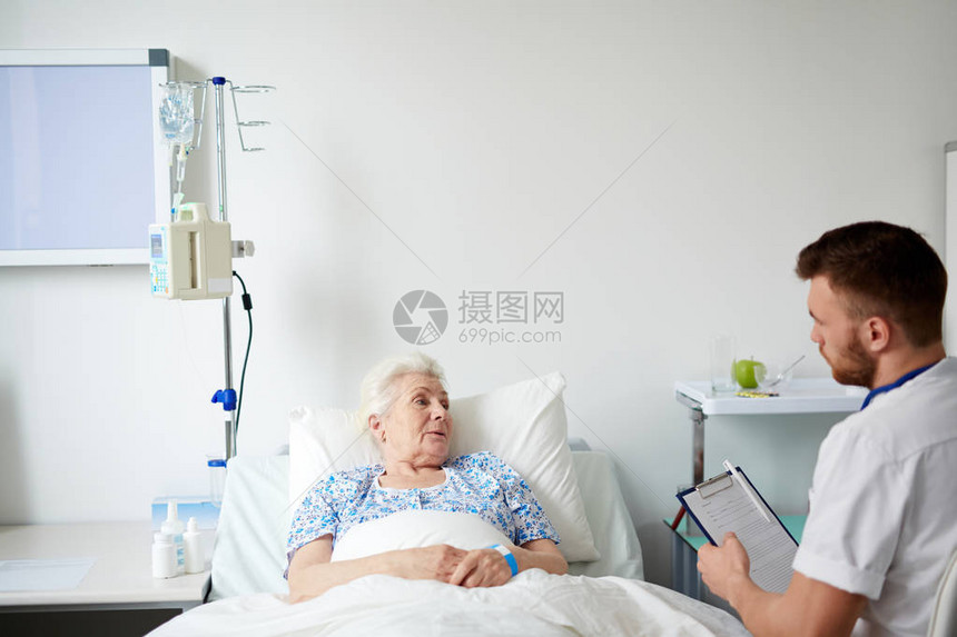 在医院病房为高级病人提供咨图片