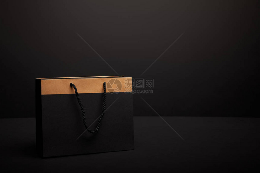 黑色背景纸袋的近距离浏览Bla图片