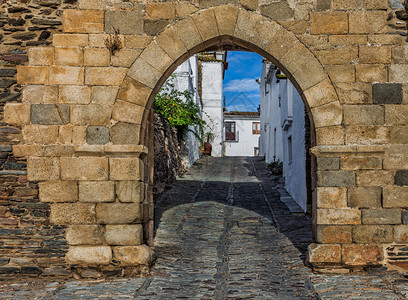 奎斯塔恩佩德拉达古老的蒙萨拉兹村中世纪墙的四个大门之一背景