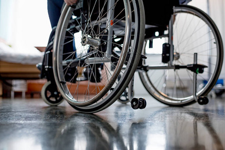 医院轮椅男老年病人的部分视线图片