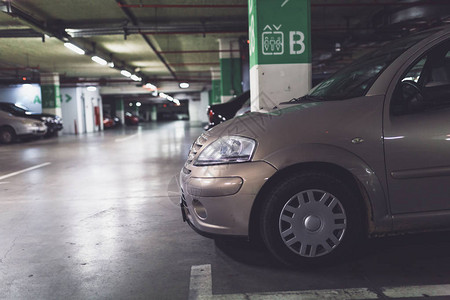有汽车的地下停车场选择聚焦背景图片