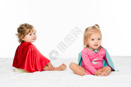 穿着超级英雄斗篷的漂亮小孩女肖像背景图片