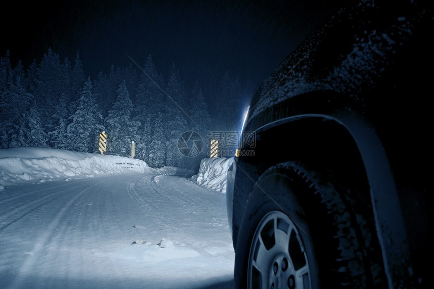夜间危险冬季之路雪暴中的图片