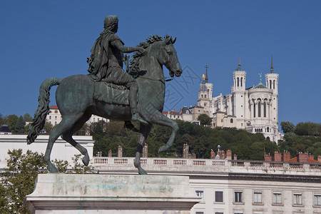 LouisXiv的马术雕像和在Lyon中心Bellecour的四维女神之背景图片