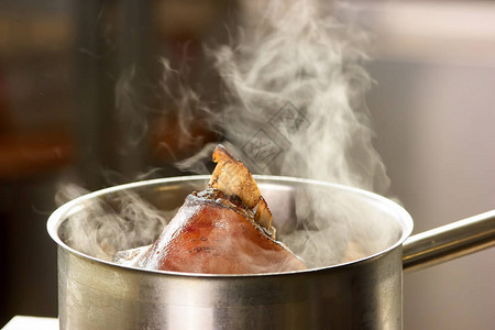 用猪肉Knuclke从水中蒸发从酱锅图片