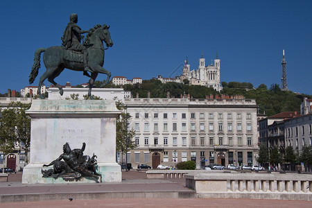 LouisXiv的马术雕像和在Lyon中心Bellecour的四维女神之背景图片