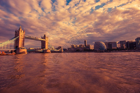 伦敦泰晤士河在日落图片