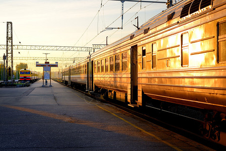 日出时在车站的火车图片