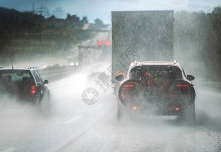 重雨高速公路交通极端道路条件天气图片