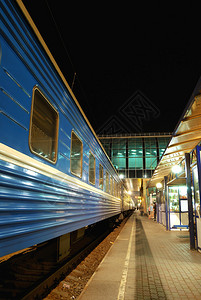 晚上在车站的火车图片