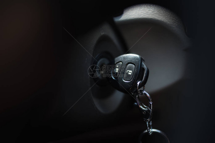 钥匙孔里的车钥匙图片