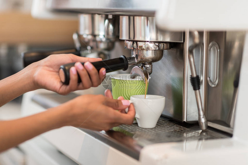 女咖啡师在咖啡馆煮咖啡时使用咖啡图片
