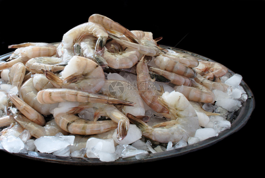 鲜生虾在压碎的冰面上堆积高图片
