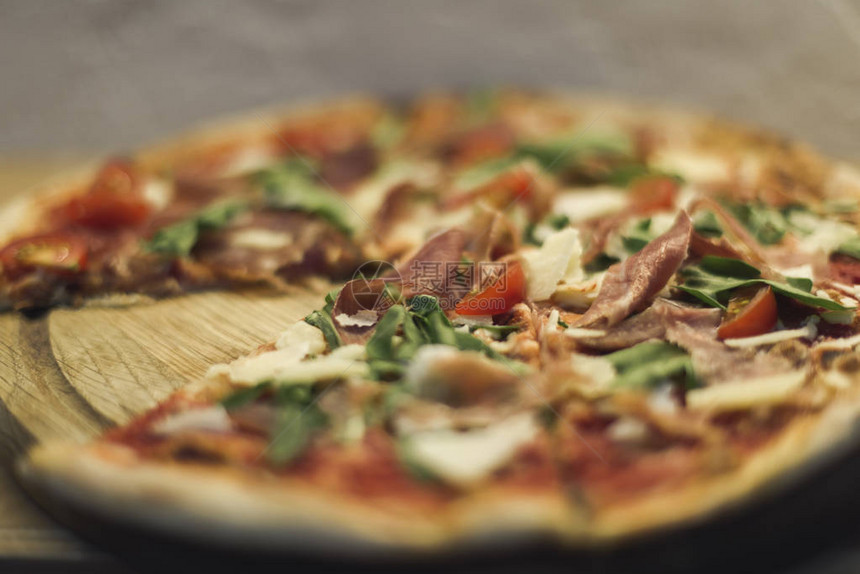木板上美味自制意大利意大利披萨图片