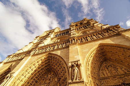 法国巴黎圣母大教堂的上向街景ParisF图片