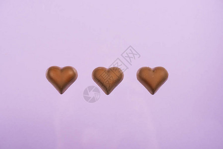 心形巧克力糖果的顶部视图背景图片