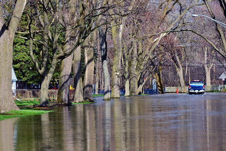 被洪水淹没的街道美国伊利诺伊州的自然灾害高洪水图片