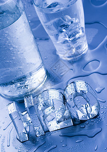 H2O字母和带一杯水的瓶子图片
