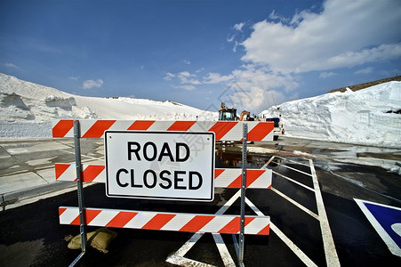 道路关闭科罗拉多山路因大而危险的雪原而关闭科罗拉图片