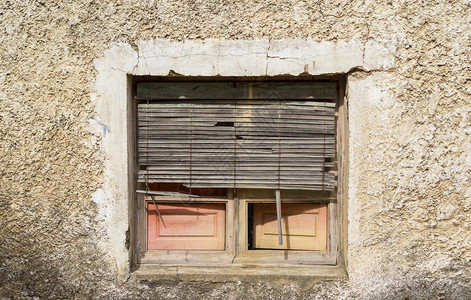 石墙破碎的旧窗户有木图片