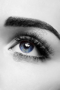 关闭与美丽的烟熏眼妆的蓝色女人的眼睛图片