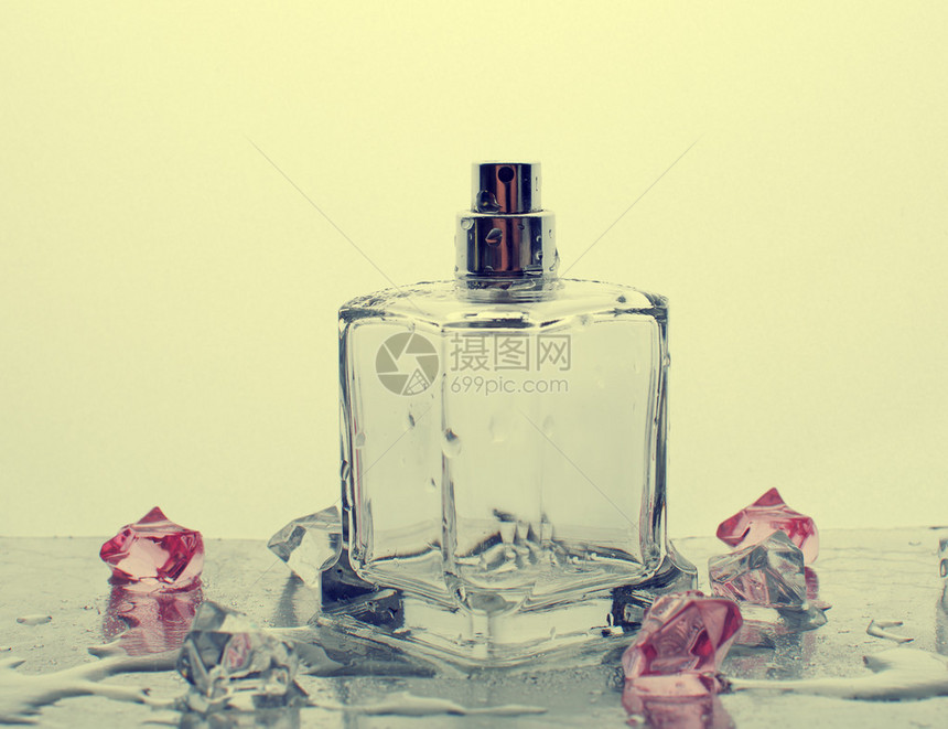 湿女香水瓶图片