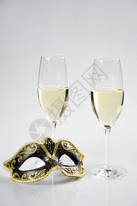两杯香槟和卡纳维尔面具背景图片