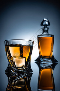 玻璃威士忌的选择焦点有冰块和瓶图片
