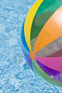 沙滩球漂浮在游泳池图片