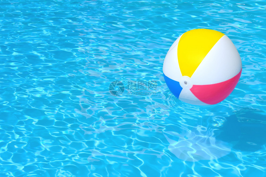 漂浮在游泳池中的彩色充气球图片