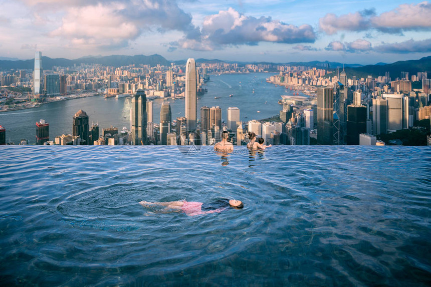 女士在豪华酒店的根顶泳池游泳在香港岛洪图片