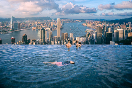 女士在豪华酒店的根顶泳池游泳在香港岛洪图片