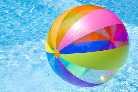 沙滩球漂浮在游泳池图片
