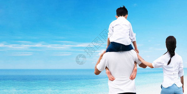 父亲和母亲的幸福家庭在休假时怀着儿子图片