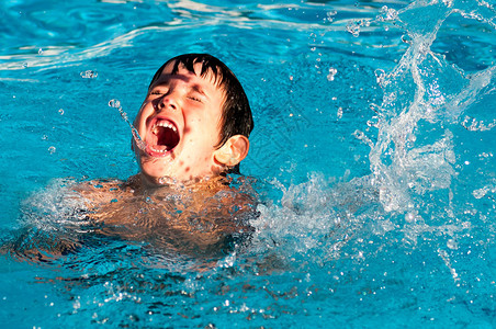在游泳池里玩耍的小男孩图片