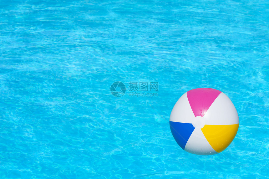 漂浮在游泳池里的充气彩色球图片