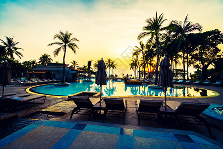 日出时在旅馆度假胜地的美丽豪华户外游泳池文贵过滤器和图片