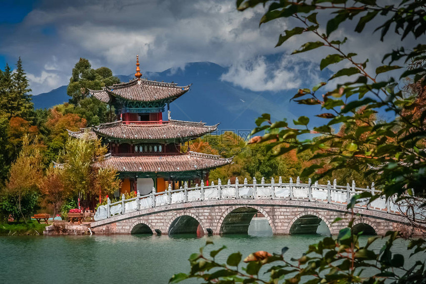 云南省著名的黑龙游泳池和塔台图片
