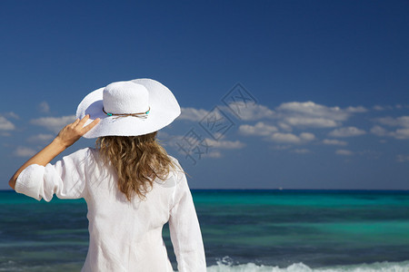 戴着白色太阳帽的女人图片