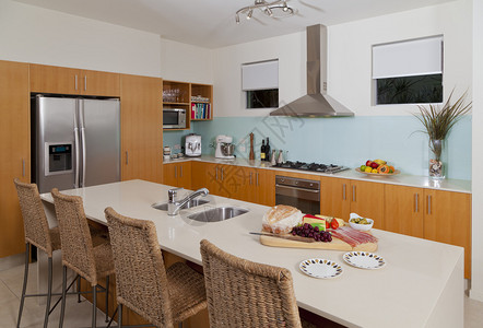 现代房屋内的木制餐桌和厨房可俯瞰图片