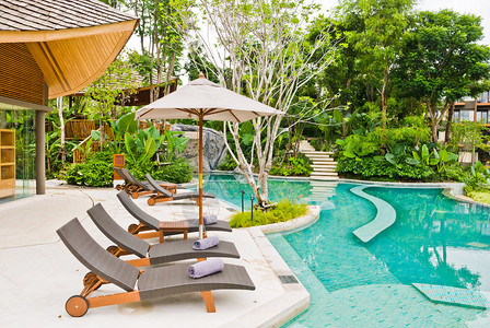 泰国的沙滩椅遮阳伞和游泳池图片