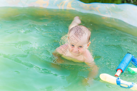 宝在大自然的塑料水池里游泳图片