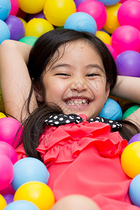快乐的亚洲儿童在幼稚园图片