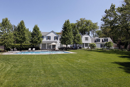 带游泳池的大型白色住宅后院图片